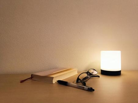 読みかけの本(1)-温もりの余韻- 本,ブック,bookの写真素材