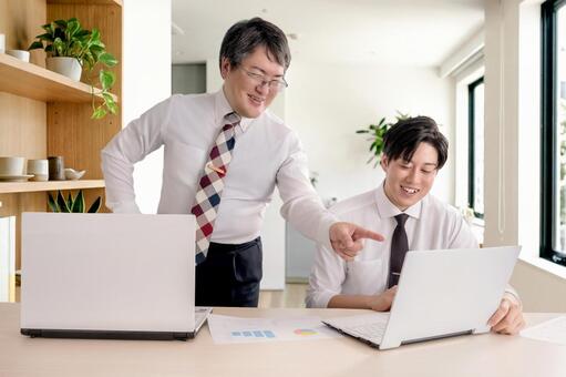 説明する部下と誉める上司 男性,人物,ビジネスマンの写真素材