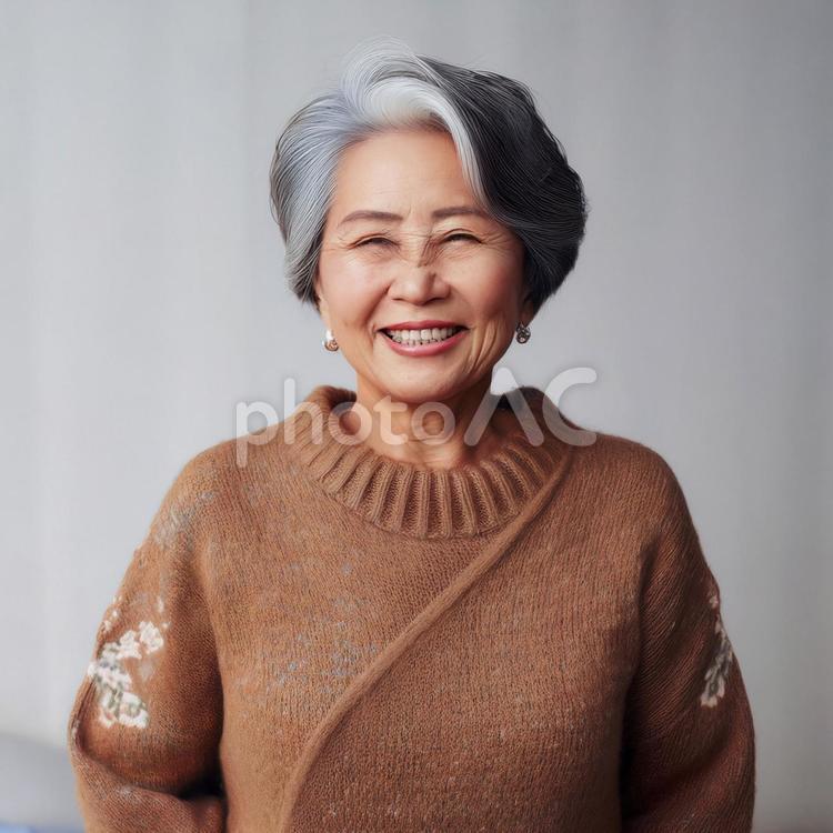 微笑みかける老女_3 日本人,アジア人,美しいの写真素材