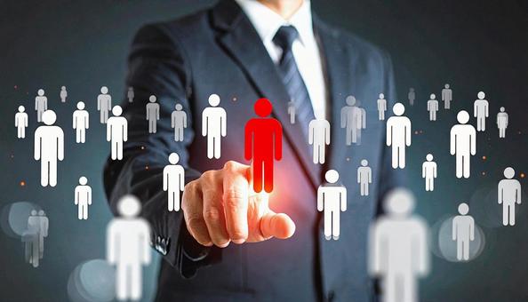 人材を選択する人事部の男性 人材を選択する人事部の男性の写真