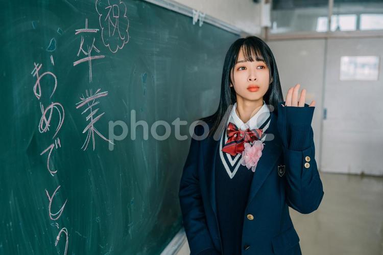 卒業前に教室で挨拶をする女子高生 女性,女子高,高校生の写真素材