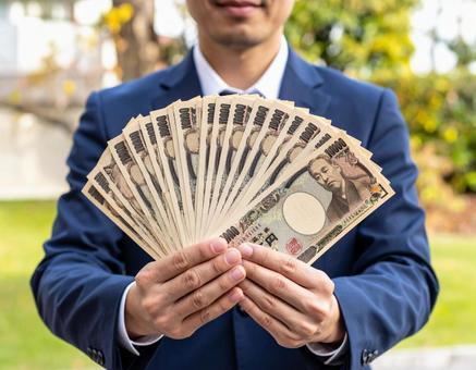 お札を扇形に広げる人 お札を扇形に広げる人の写真