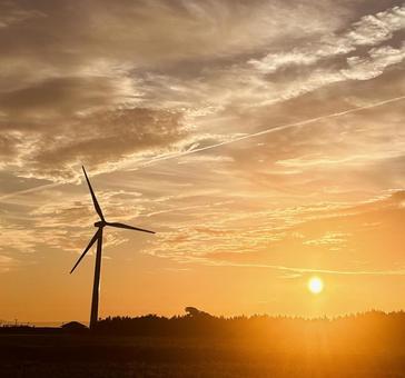 夕焼けと風力発電 夕焼けと風力発電の写真