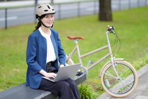 芝生横のベンチに座る女性 人物,女性,20代の写真素材