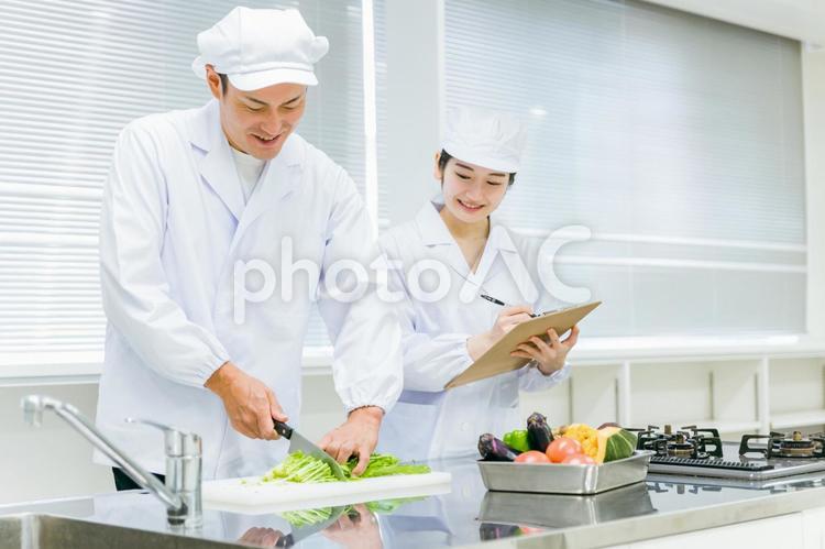 食品工場で働く男女（分析・検査） 調理員,給食センター,料理の写真素材