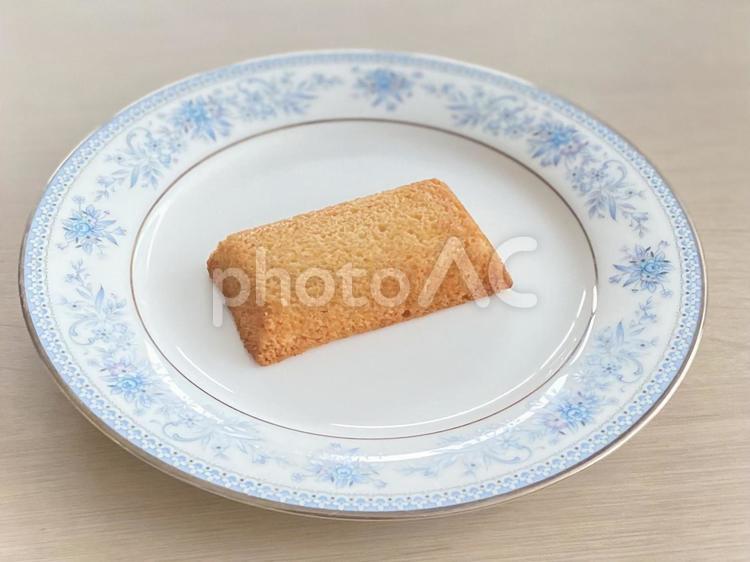 お皿に乗ったフィナンシェ フィナンシェ,焼き菓子,洋菓子の写真素材