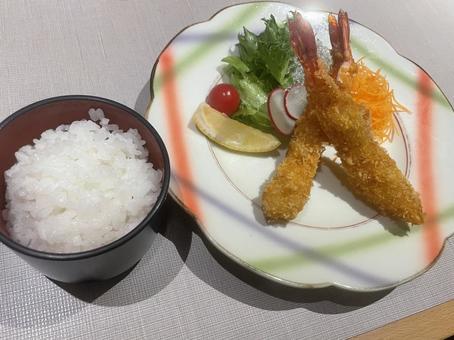 エビフライと白ごはん エビフライ,サラダ,揚げ物の写真素材