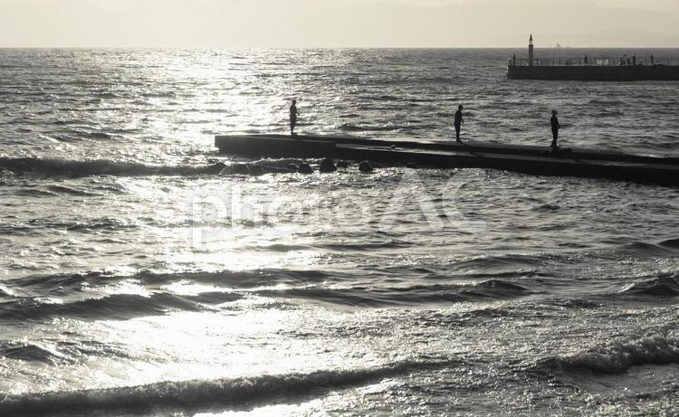 海と釣り人（モノクロ） 海,自然,光の写真素材