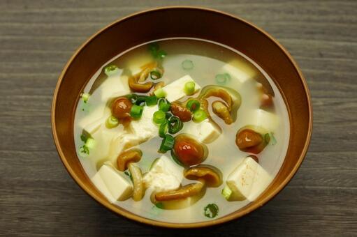 具だくさんのなめこと豆腐の味噌汁 味噌汁,なめこ,出汁の写真素材