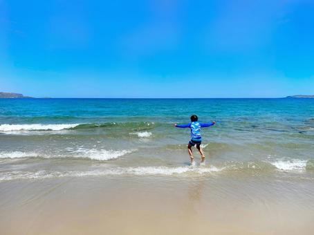 美しい海とジャンプする男の子2 美しい海とジャンプする男の子2 海,波,人物の写真素材