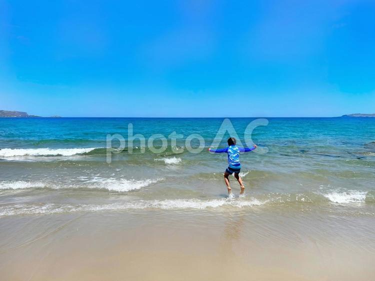 美しい海とジャンプする男の子２ 海,波,人物の写真素材