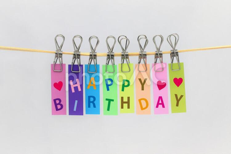 ＨＡＰＰＹ ＢＩＲＴＨＤＡＹ　吊るしクリップ付箋 ハッピーバースディ,誕生日,アルファベットの写真素材