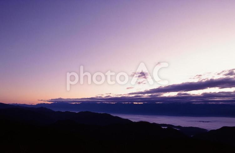 山の上から見る夜明け前の風景 日の出,夜明け,朝焼けの写真素材