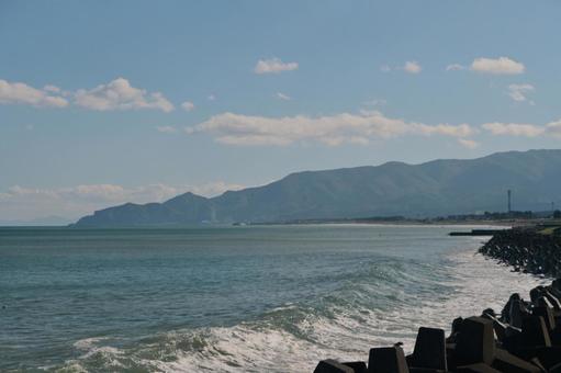 秋の浜辺に打ち寄せる波 海,波,波しぶきの写真素材