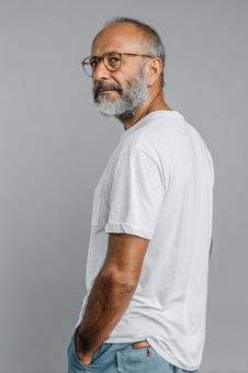 カジュアルな服装のミドルエイジ男性の写真