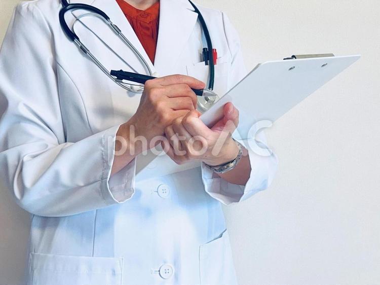 診療中の女性医師 女医,診察,クリップボードの写真素材