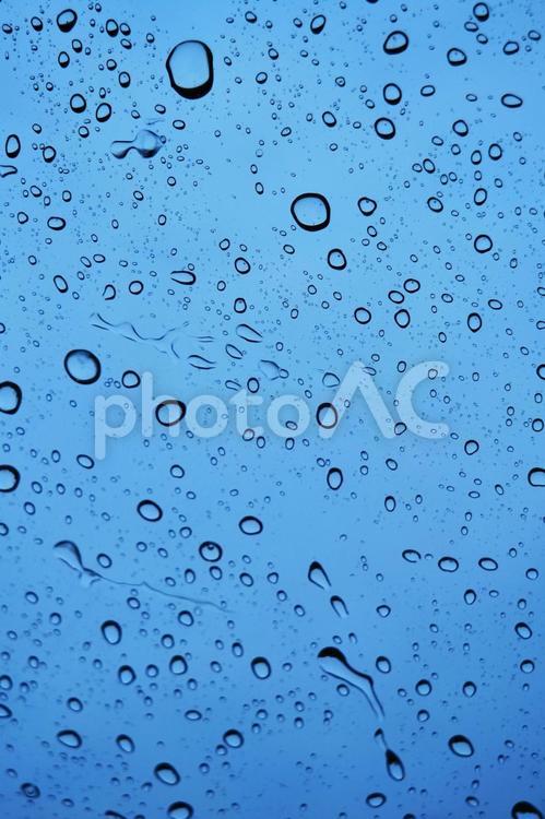 青色背景／雨粒・水滴／縦サイズ 雨,水滴,水の写真素材