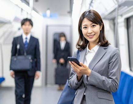ビジネスシーン・地下鉄出張、スマホを見る ビジネスシーン・地下鉄出張、スマホを見るの写真