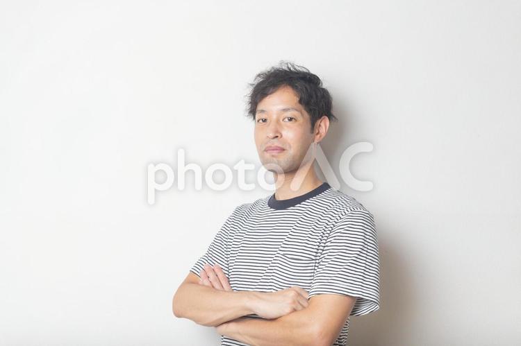 成人男性　若者　上半身　斜め　腕組み 男性,人物,上半身の写真素材