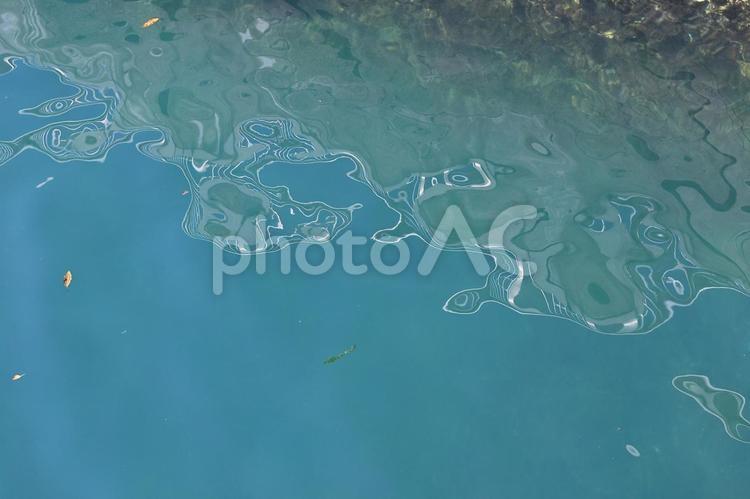 水面反射の模様 青,水,水辺の写真素材
