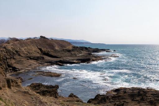 陸地に波しぶきが迫る海 カモメ島,海岸,海の写真素材