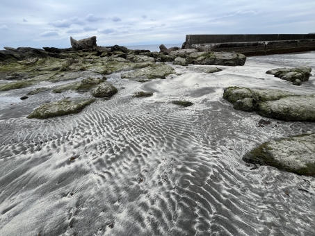 引き潮の砂浜 引き潮の砂浜の写真