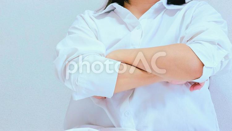 腕組みをしている女性 腕組み,考える,自信の写真素材