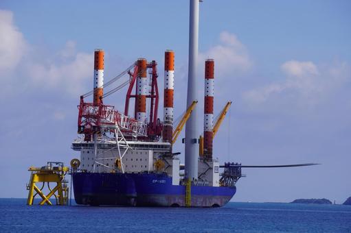 クレーン船 クレーン船 工事,風力発電機,エコの写真素材