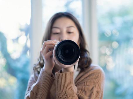 22:カメラを構える女性 22:カメラを構える女性 カメラ,趣味,娯楽の写真素材
