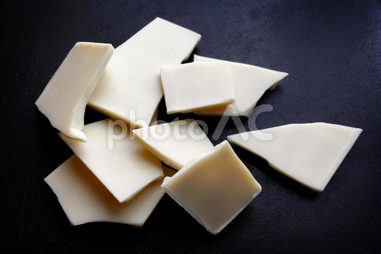 おしゃれな割れチョコ 製菓材料のシンプルイメージで高級感のあるイメージ素材 お菓子作り,割れチョコ,製菓の写真素材