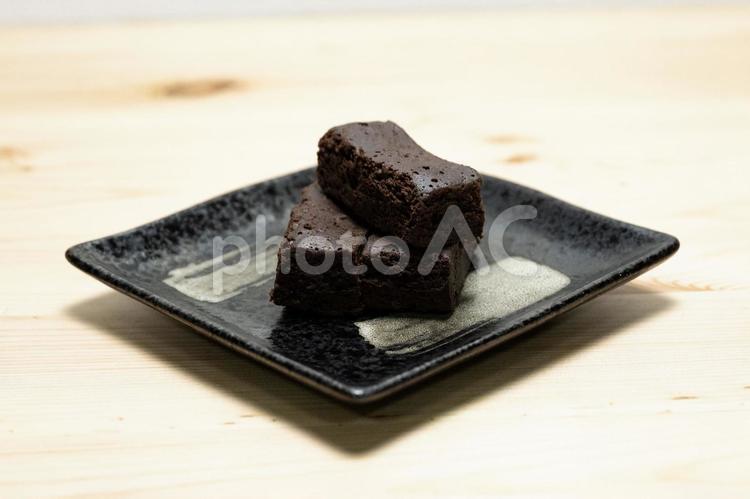 お皿に盛られたガトーショコラ バレンタイン,バレンタインデー,ガトーショコラの写真素材