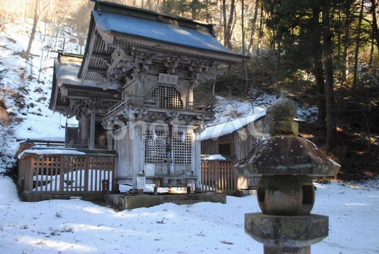 上田市信州の鎌倉塩野神社の雪景色 信州,上田市,塩野神社の写真素材