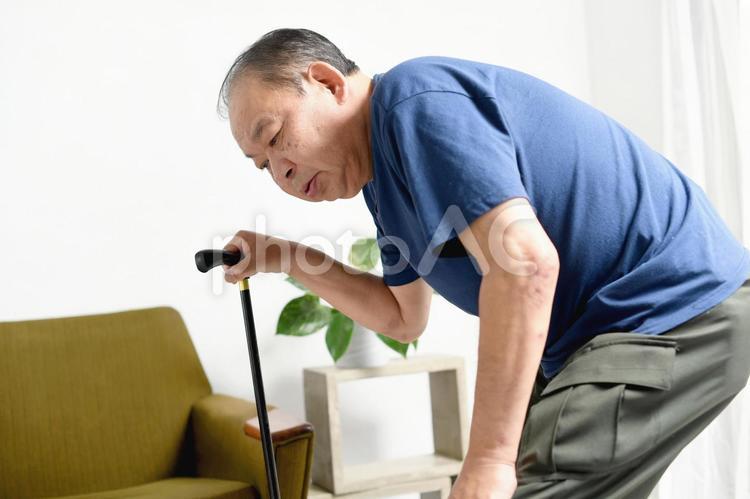 杖をつきながら苦しむアジア人の高齢者男性 高齢者,お年寄り,杖の写真素材