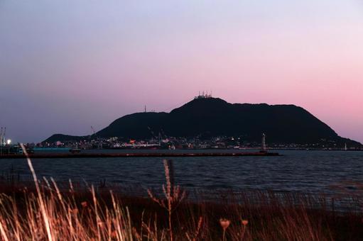 すすきの先の美しい夕焼けの函館山 風景,日没,夕闇の写真素材
