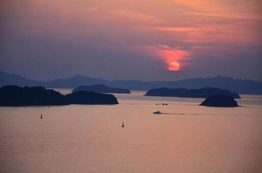 夕暮れの瀬戸内海を進む船とピンク色の空 夕日,夕焼け,海の写真素材