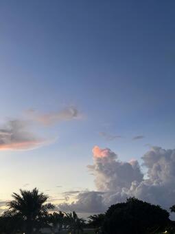 夕日にたらされた空 夕日,夕陽,空の写真素材