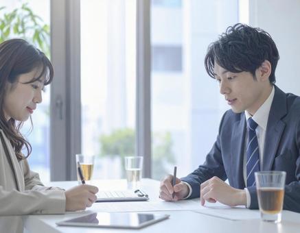 契約する女性 契約する女性の写真