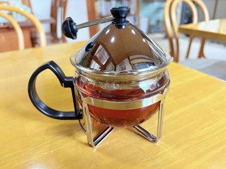 ガラスのポットに注がれた香り高い紅茶 ガラスのポットに注がれた香り高い紅茶 紅茶,カフェ,ティータイムの写真素材