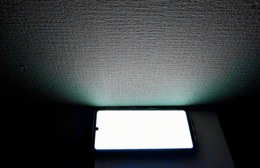 スマートフォンのライト スマートフォン,ライト,ブルーライトの写真素材
