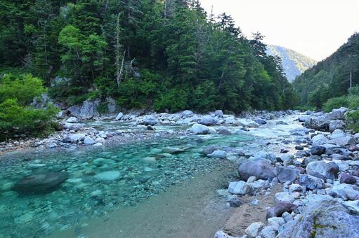 雲ノ平道中の透き通った黒部川の早朝風景 雲ノ平道中の透き通った黒部川の早朝風景 黒部川,薬師沢小屋,雲ノ平の写真素材