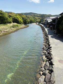 川沿いの古い町並みと新緑 川沿いの古い町並みと新緑 川沿い,石垣,町並みの写真素材