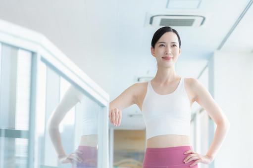 スポーツジムでトレーニングをする若い女性 スポーツジム,フィットネス,ダイエットの写真素材