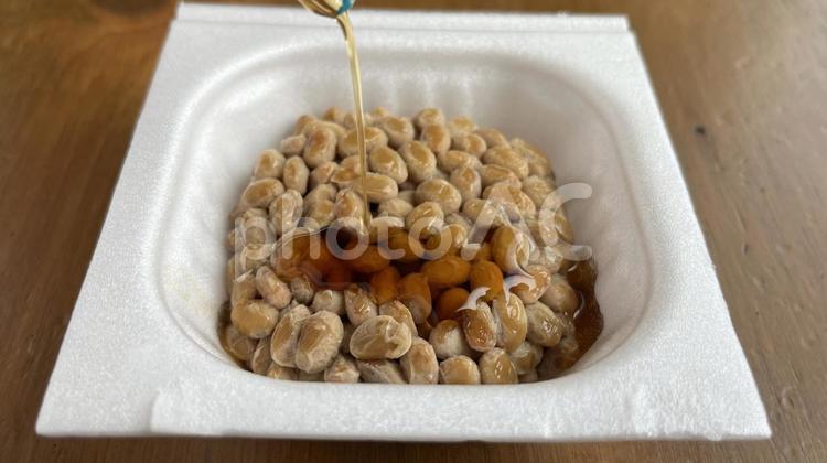 納豆（タレをかけた後） 納豆,発酵食品,腸活の写真素材