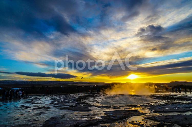 ゲイシール間欠泉と朝焼け（アイスランド） ゲイシール,アイスランド,ゲイシール間欠泉の写真素材