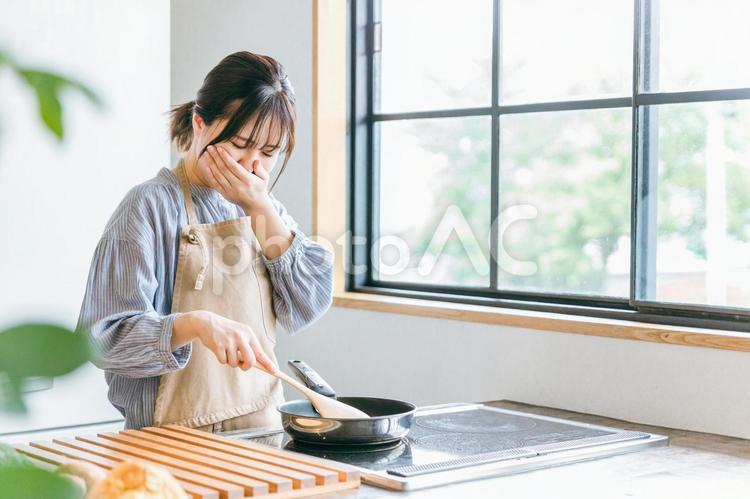 料理中に体調不良になる女性（吐き気） 料理,キッチン,吐き気の写真素材