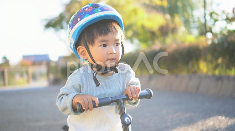 三輪車の練習16 赤ちゃん,ベビー,asianの写真素材