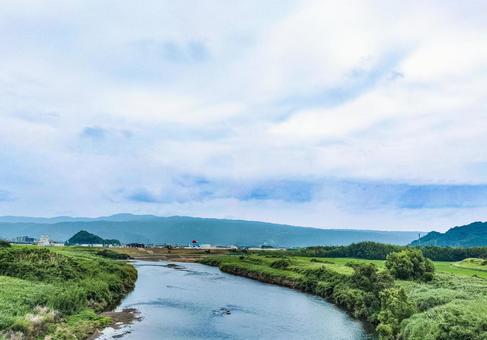 新城橋から眺める狩野川 静岡県三島市 新城橋から眺める狩野川 静岡県三島市の写真