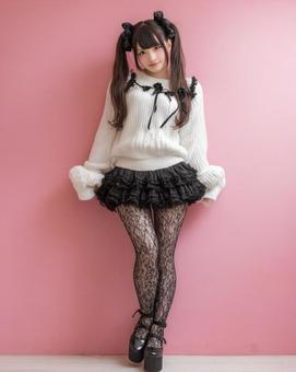 首をかしげる地雷系女子 首をかしげる地雷系女子の写真