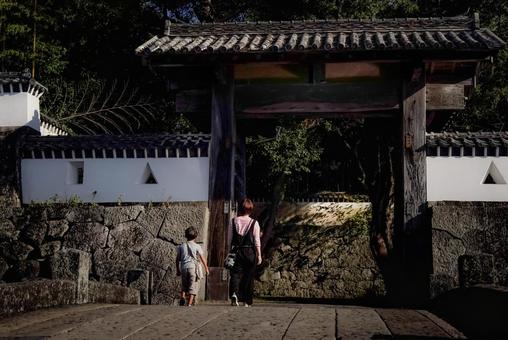 ＜素材＞石田城の城跡を散策する親子 家族,親子,城の写真素材