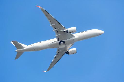 羽田空港から飛び立つ飛行機 羽田空港から飛び立つ飛行機 飛行機,乗り物,交通の写真素材